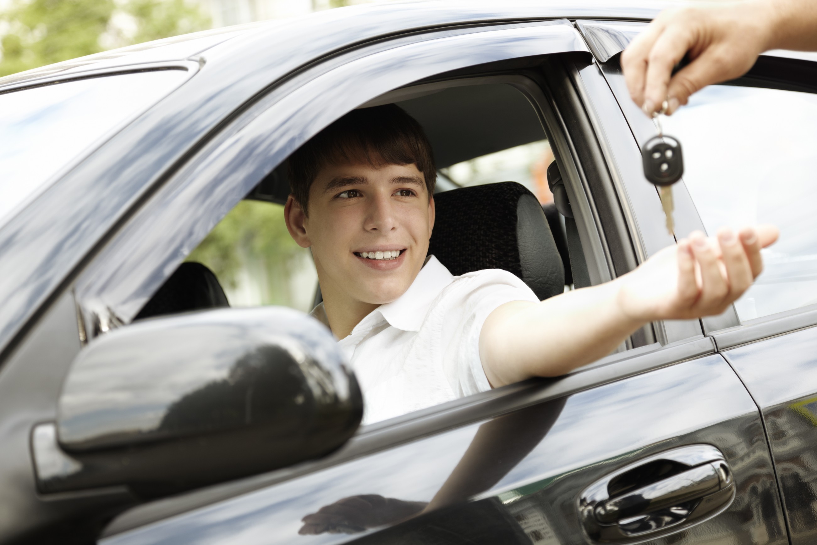 Как выбрать подходящий автомобиль для вашего подростка-водителя: безопасность и надежность